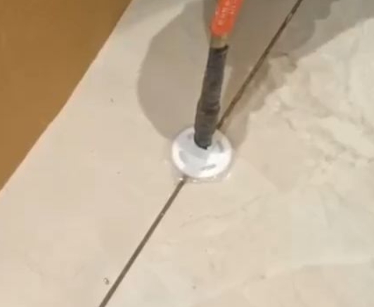咸安瓷砖空鼓维修公司专业解答瓷砖在铺贴过程中，如果没有涂抹均匀到位的粘结材料（如水泥砂浆或瓷砖胶），可能会导致以下问题